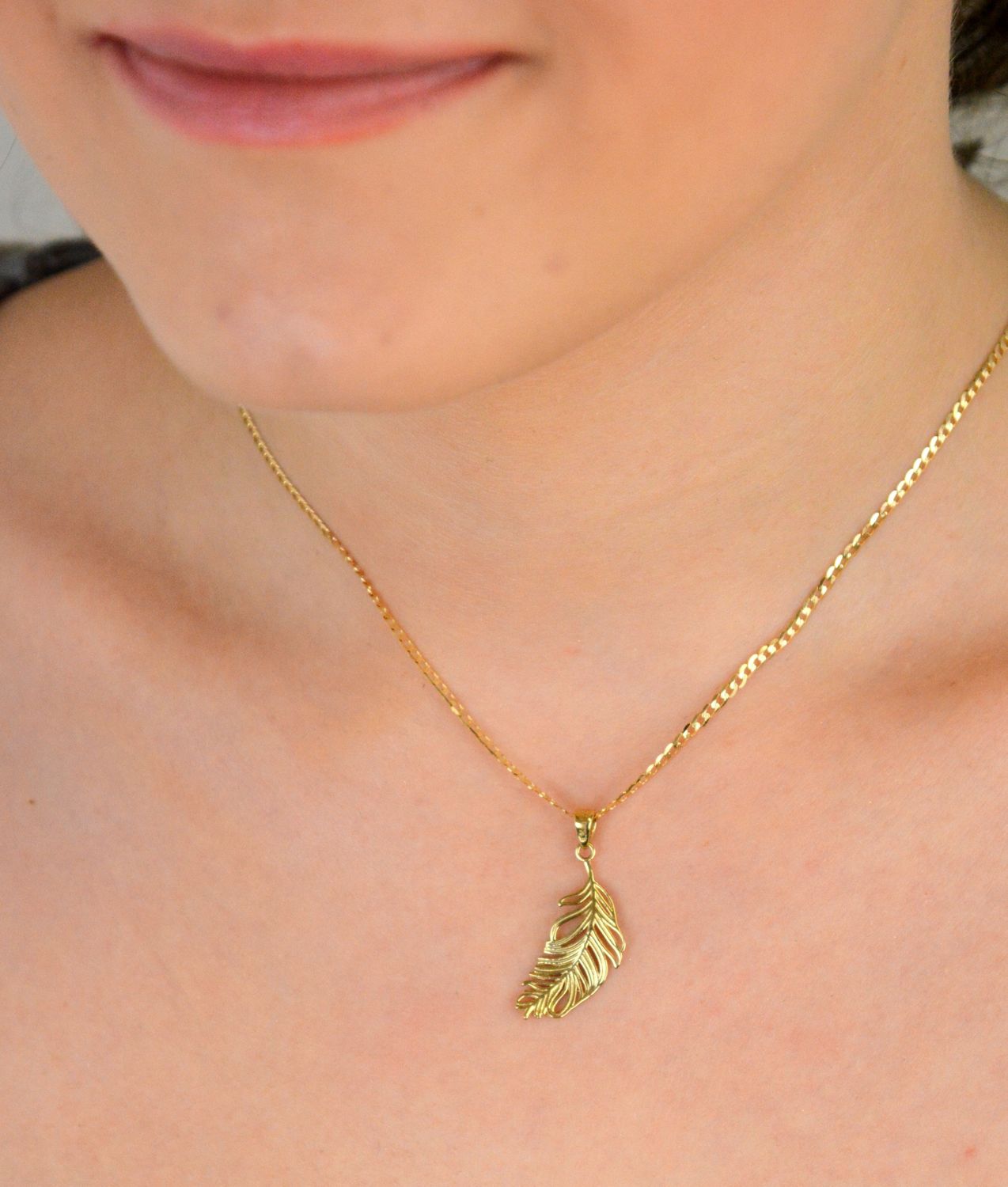 Złota zawieszka pióro z dodatkiem białego złota próba 333, ZA 4375. Ta elegancka zawieszka w kształcie pióra symbolizuje lekkość, wolność i elegancję. 1.jpg